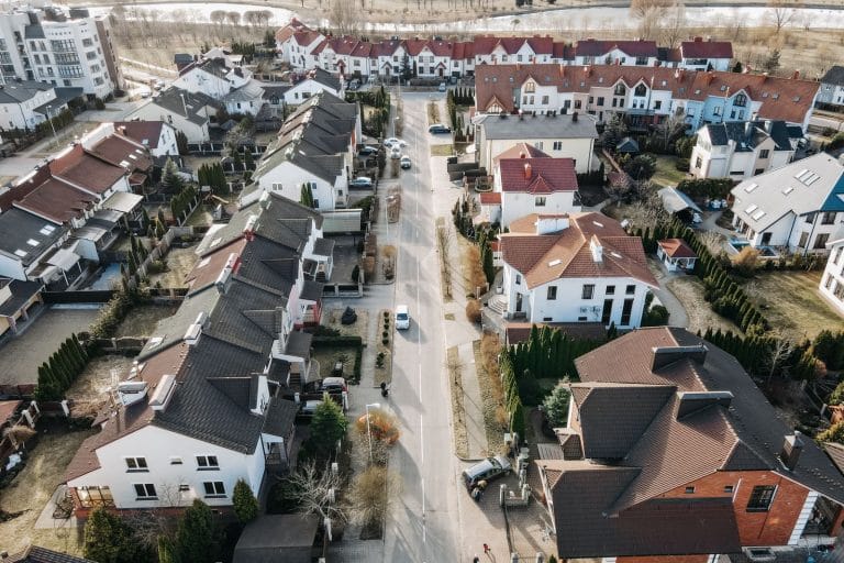 Vue aerienne d un quartier residentiel illustrant la plateforme cartographique cadastrale