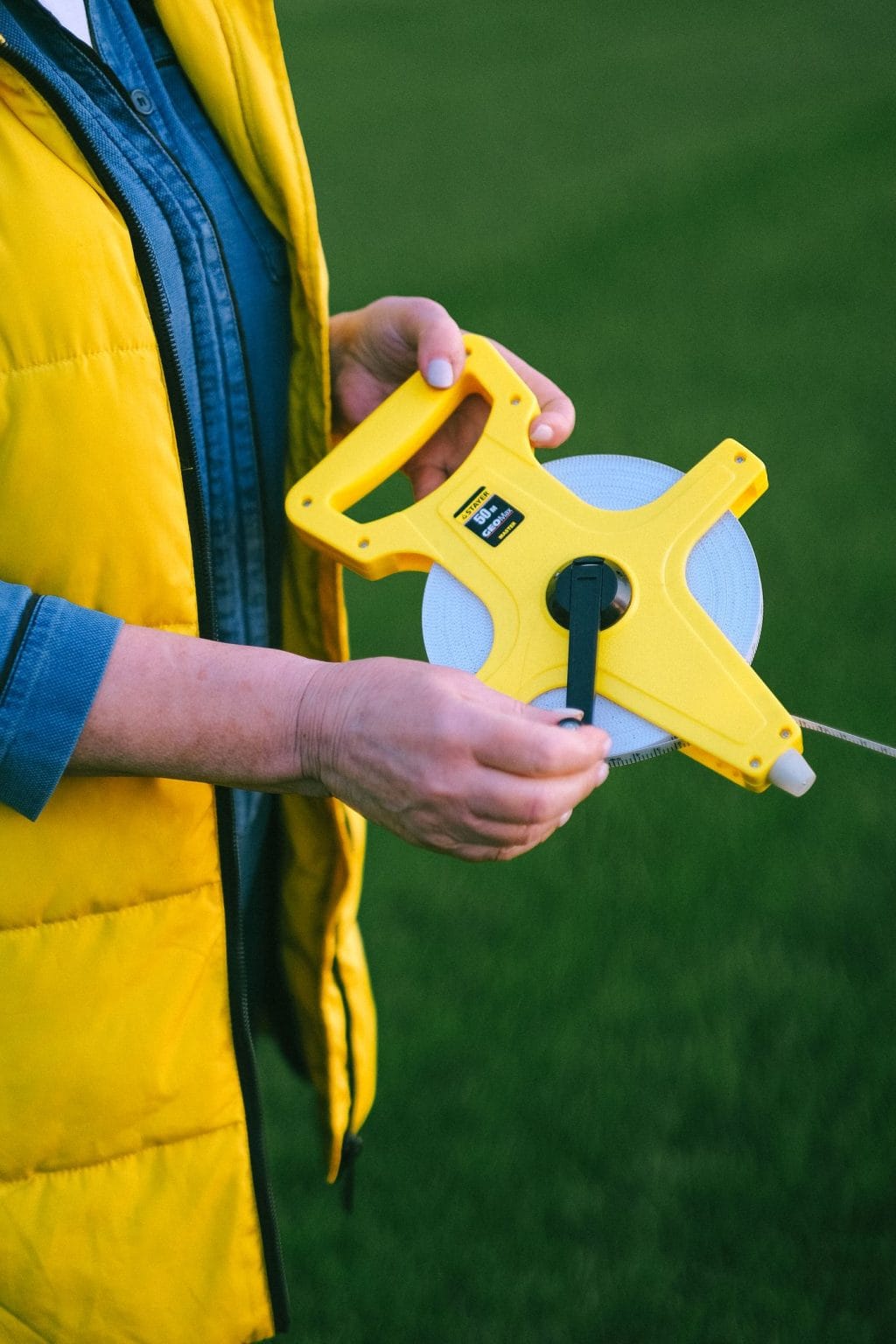 Mesure de la surface d'un terrain au mètre ruban