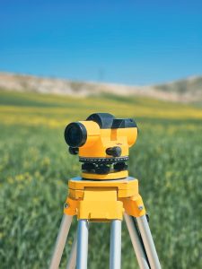 Trépied de géomètre mesurant la surface dun terrain