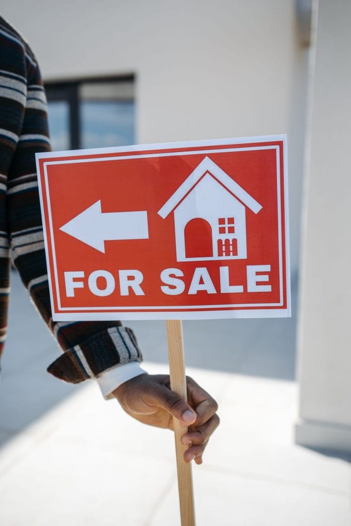 Panneau « À vendre » devant un bien immobilier