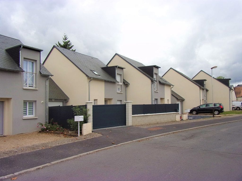 Maisons individuelles alignées dans un lotissement, exemple de terrains classés en zone urbaine U du PLU