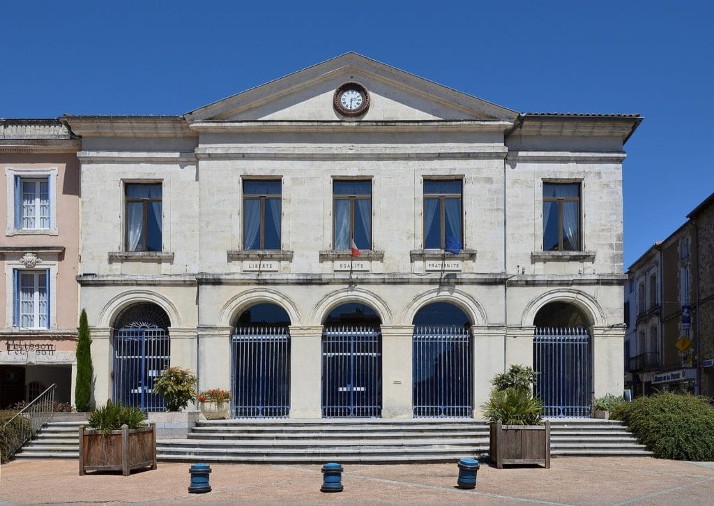 Façade classique d une mairie française portant la devise Liberté Égalité Fraternité