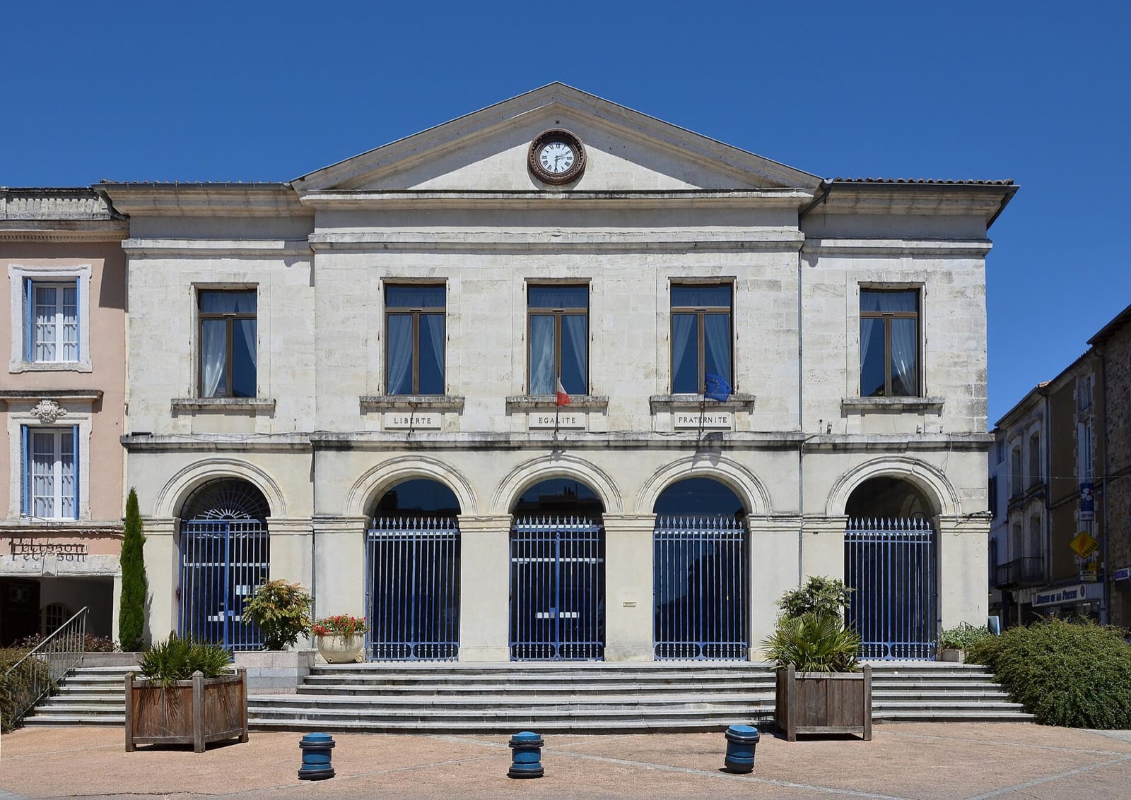 Façade classique d’une mairie française portant la devise Liberté Égalité Fraternité