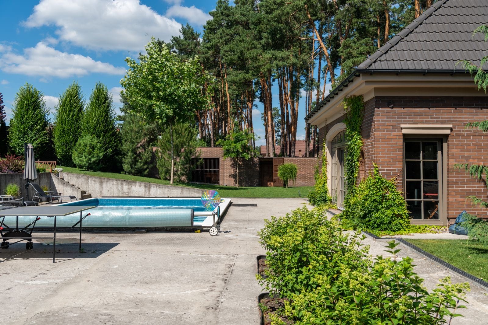 Piscine enterrée avec volet roulant dans le jardin d&rsquo;une maison individuelle